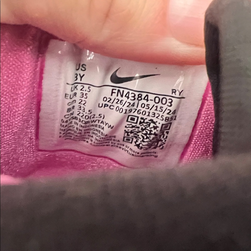 Nike Black and Pink Sneakers - Picture 6 of 6